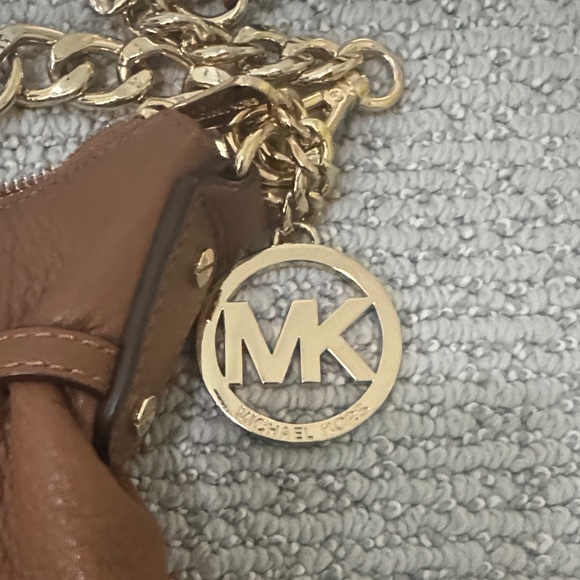 Michael Kors Tan Shoulder Bag with Gold Chain - Picture 2 of 5